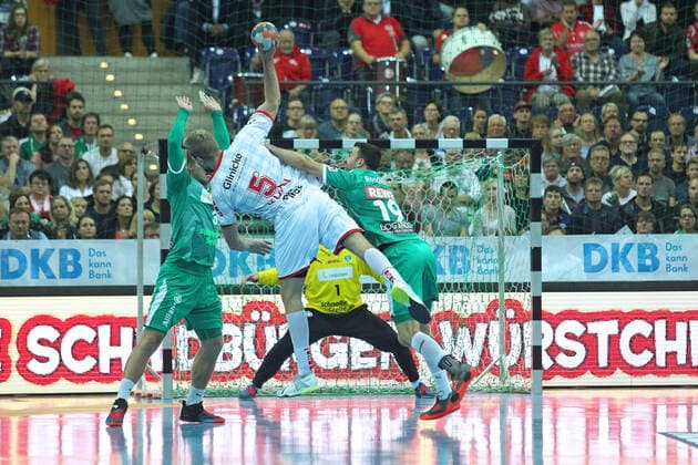 DHB-Pokal, SC DHfK Leipzig vs. MT Melsungen, 01.10.19 Handball, Saison 2019 2020, DHB-Pokal, Achtelfinale: SC DHfK Leipzig vs. MT Melsungen am 01.10.19 in der Arena Leipzig. Im Bild: Julius KUEHN ( 5, Melsungen) wirft, Bastian ROSCHECK ( 19, SC DHfK Leipzig) attackiert Copyright: xBEAUTIFULxSPORTS JanxKaeferx