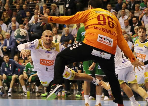 Zeljko Musa, Torwart Dejan Milosavljev Aktion Spielszene Zweikampf Handball DHB Pokal Herren Saison 2019 2020 01.10.2019 Füchse Berlin vs. SC Magdeburg
