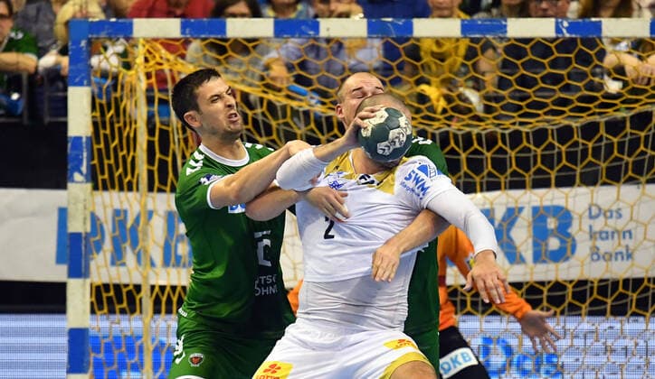 Zeljko Musa (Magdeburg), mmit Ball, hinten Paul Drux (Füchse) Marko Kopljar (Füchse), Füchse Berlin - SC Magdeburg DHB-Pokal, Achtelfinale 2019 2020, Herren, Männer, Handball, Deutschland, Germany, Max-Schmeling-Halle Berlin, 1.10.2019