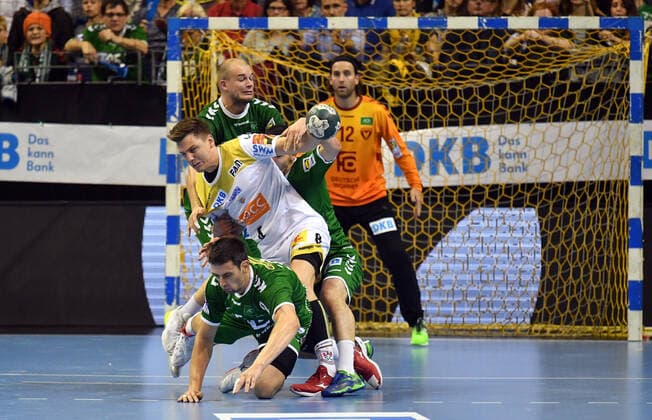 Marko Kopljar (Füchse), und Christoph Steinert (Magdeburg), kämpfen um den Ball, hinten Paul Drux (Füchse) Füchse Berlin - SC Magdeburg DHB-Pokal, Achtelfinale 2019 2020, Herren, Männer, Handball, Deutschland, Germany, Max-Schmeling-Halle Berlin, 1.10.2019