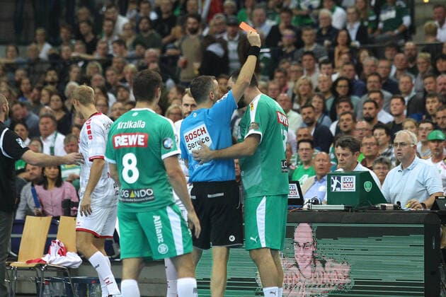 DHB-Pokal, SC DHfK Leipzig vs. MT Melsungen, 01.10.19 Handball, Saison 2019 2020, DHB-Pokal, Achtelfinale: SC DHfK Leipzig vs. MT Melsungen am 01.10.19 in der Arena Leipzig. Im Bild: Rote Karte gegen Philipp MUELLER ( 18, SC DHfK Leipzig) Copyright: xBEAUTIFULxSPORTS JanxKaeferx