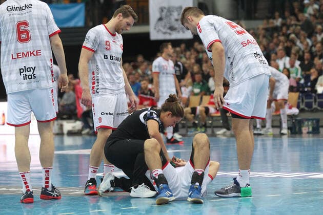 DHB-Pokal, SC DHfK Leipzig vs. MT Melsungen, 01.10.19 Handball, Saison 2019 2020, DHB-Pokal, Achtelfinale: SC DHfK Leipzig vs. MT Melsungen am 01.10.19 in der Arena Leipzig. Im Bild: Kai HAEFNER ( 34, Melsungen) wird behandelt, Verletzung Copyright: xBEAUTIFULxSPORTS JanxKaeferx