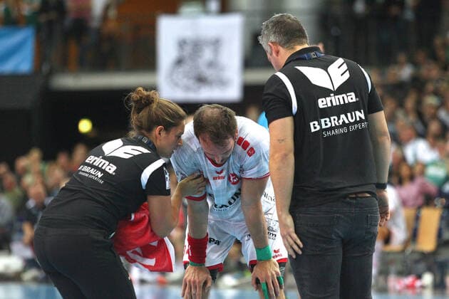 DHB-Pokal, SC DHfK Leipzig vs. MT Melsungen, 01.10.19 Handball, Saison 2019 2020, DHB-Pokal, Achtelfinale: SC DHfK Leipzig vs. MT Melsungen am 01.10.19 in der Arena Leipzig. Im Bild: Kai HAEFNER ( 34, Melsungen) wird behandelt, Verletzung Copyright: xBEAUTIFULxSPORTS JanxKaeferx