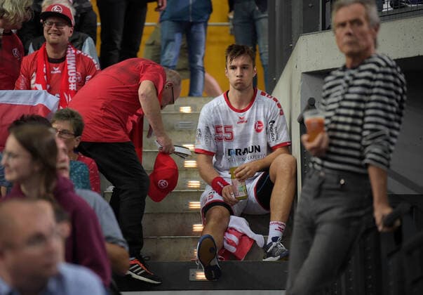 Stefan Salger (MT 55) sieht vom Schiedsrichter die Rote Karte und muss ins Publikum GER, Handball, Achtelfinale, DHB-Pokal, SC DHfK Leipzig vs MT Melsungen, 01.10.2019 Leipzig Copyright: xEIBNER ChristianxModlax EP_CMA