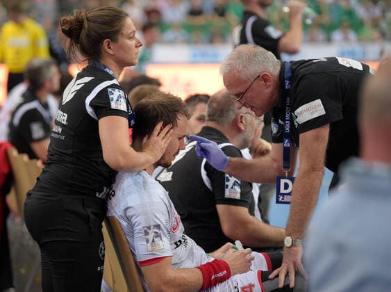 Sport Bilder des Tages Kai Hfner Haefner (MT 34) wird von Melsungen Physio Jennifer Perlwitz und DHfK Teamarzt Dr. Ren Rene Toussaint behandelt GER, Handball, Achtelfinale, DHB-Pokal, SC DHfK Leipzig vs MT Melsungen, 01.10.2019 Leipzig Copyright: xEIBNER ChristianxModlax EP_CMA