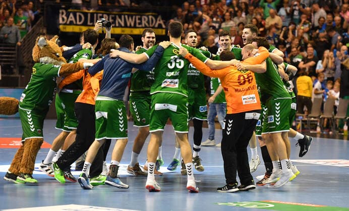 Sport Bilder des Tages Die Füchse-Mannschaft jubelt nach dem Spiel Füchse Berlin - SC Magdeburg DHB-Pokal, Achtelfinale 2019 2020, Herren, Männer, Handball, Deutschland, Germany, Max-Schmeling-Halle Berlin, 1.10.2019