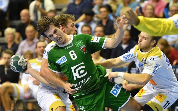 Jacob Tandrup Holm (Füchse), beim Wurf, rechts Daniel Pettersson (Magdeburg),, vorne Yannik Green Krejberg (Torwart Magdeburg), Füchse Berlin - SC Magdeburg DHB-Pokal, Achtelfinale 2019 2020, Herren, Männer, Handball, Deutschland, Germany, Max-Schmeling-Halle Berlin, 1.10.2019
