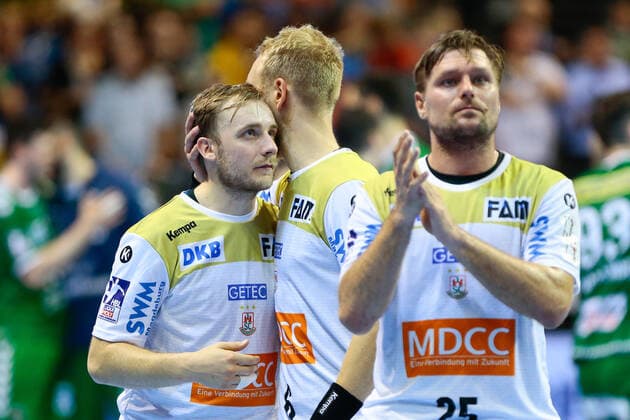 01.10.2019, xtgx, Handball DHB Pokal, Fuechse Berlin - SC Magdeburg emspor, v.l. Albin Lagergren (Magdeburg, 23) wird von Matthias Musche (Magdeburg, 6) getroestet Berlin