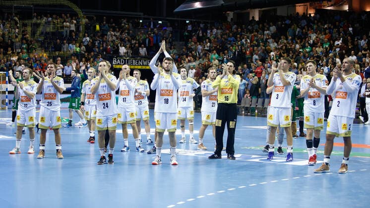 01.10.2019, xtgx, Handball DHB Pokal, Fuechse Berlin - SC Magdeburg emspor, v.l. Magdeburgs Spieler bedanken sich bei den Fans enttäuscht, schaut enttäuscht, niedergeschlagen, disappointed Berlin