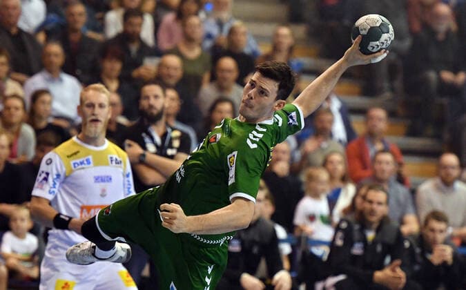 Simon Ernst (Füchse), beim Wurf, hinten Matthias Musche (Magdeburg), Füchse Berlin - SC Magdeburg DHB-Pokal, Achtelfinale 2019 2020, Herren, Männer, Handball, Deutschland, Germany, Max-Schmeling-Halle Berlin, 1.10.2019