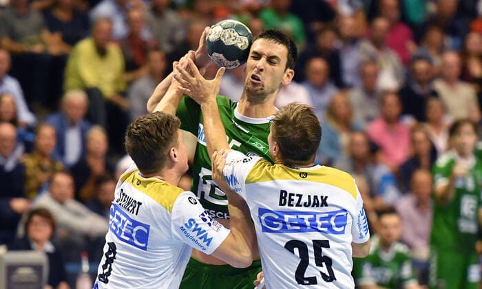 Marko Kopljar (Füchse), mit Ball, vorne Christoph Steinert (Magdeburg), Marko Bezjak (Magdeburg), Füchse Berlin - SC Magdeburg DHB-Pokal, Achtelfinale 2019 2020, Herren, Männer, Handball, Deutschland, Germany, Max-Schmeling-Halle Berlin, 1.10.2019