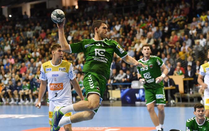 Tim Matthes (Füchse), beim Wurf, hinten Piotr Chrapkowski (Magdeburg), Füchse Berlin - SC Magdeburg DHB-Pokal, Achtelfinale 2019 2020, Herren, Männer, Handball, Deutschland, Germany, Max-Schmeling-Halle Berlin, 1.10.2019