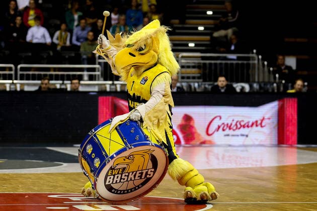 Basketball - EuroCup - 1. Spieltag EWE Baskets Oldenburg - Asseco Arka Gdynia am 01.10.2019 in der EWE ARENA in Oldenburg Hubird das Maskottchen der EWE Baskets Oldenburg
