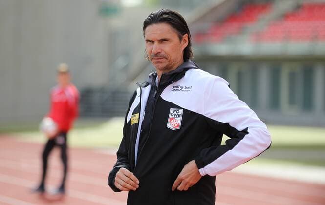 Fußball, Trainerhistorie SG Union Solingen von 1967 bis heute GER, Regionalliga Nordost, FC Rot Weiss Erfurt vs BSG Chemie Leipzig 29.09.2019 , Erfurt, Steigerwaldstadion, Arena Erfurt, GER, Regionalliga Nordost, Saison 2019 2020, 10.Spieltag, FC Rot Weiss Erfurt vs BSG Chemie Leipzig im Bild Trainer Thomas Brdaric (Erfurt) DFL regulations prohibit any use of photographs as image sequences and or quasi-video