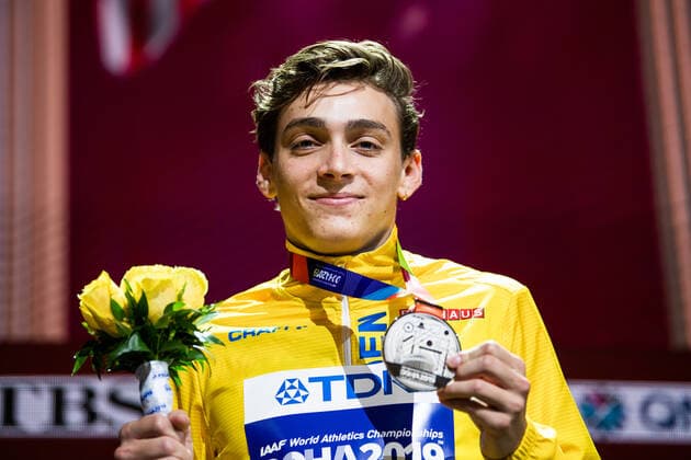 191002 Armand Duplantis of Sweden poses with his silver medal at the medal ceremony for the men?s pole vault during day 6 of the IAAF World Athletics Championships on October 2, 2019 in Doha. Photo: Joel Marklund BILDBYRAN kod JM 88038 BBENG athletics track & field friidrott friidrett IAAF World Athletics Championships Athletics World Championship, WM, Weltmeisterschaft VM friidrotts-VM friidretts-VM medaljcerememoni prisutdelning sweden sverige vm-silver jubel pole vault stav stavsprang stavhopp Copyright: JOELxMARKLUND BB191002JM043