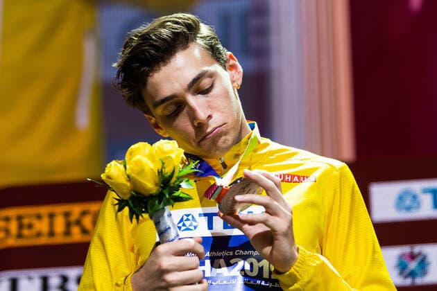 Sport Bilder der Tages 191002 Armand Duplantis of Sweden looks at his silver medal at the medal ceremony for the men?s pole vault during day 6 of the IAAF World Athletics Championships on October 2, 2019 in Doha. Photo: Joel Marklund BILDBYRAN kod JM 88038 BBENG athletics track & field friidrott friidrett IAAF World Athletics Championships Athletics World Championship, WM, Weltmeisterschaft VM friidrotts-VM friidretts-VM medaljcerememoni prisutdelning sweden sverige vm-silver jubel pole vault stav stavsprang stavhopp Copyright: JOELxMARKLUND BB191002JM046