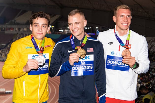191002 Armand Duplantis of Sweden (silver), Sam Kendricks of USA (gold) and Piotr Lisek of Poland (bronze) pose with their medals at the medal ceremony for the men?s pole vault during day 6 of the IAAF World Athletics Championships on October 2, 2019 in Doha. Photo: Joel Marklund BILDBYRAN kod JM 88038 BBENG athletics track & field friidrott friidrett IAAF World Athletics Championships Athletics World Championship, WM, Weltmeisterschaft VM friidrotts-VM friidretts-VM medaljcerememoni prisutdelning sweden sverige vm-silver jubel pole vault stav stavsprang stavhopp usa polen Copyright: JOELxMARKLUND BB191002JM053