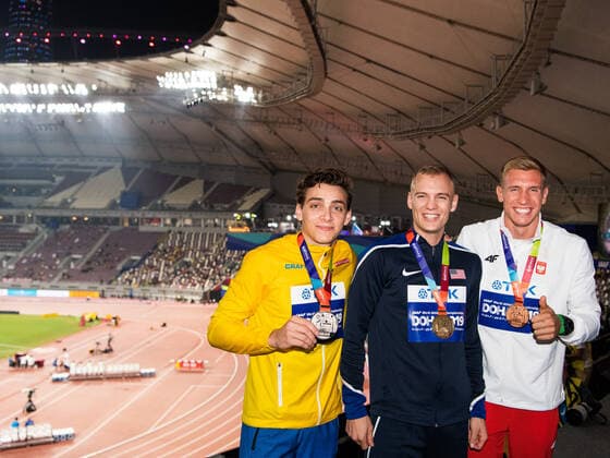 191002 Armand Duplantis of Sweden (silver), Sam Kendricks of USA (gold) and Piotr Lisek of Poland (bronze) pose with their medals at the medal ceremony for the men?s pole vault during day 6 of the IAAF World Athletics Championships on October 2, 2019 in Doha. Photo: Joel Marklund BILDBYRAN kod JM 88038 BBENG athletics track & field friidrott friidrett IAAF World Athletics Championships Athletics World Championship, WM, Weltmeisterschaft VM friidrotts-VM friidretts-VM medaljcerememoni prisutdelning sweden sverige vm-silver jubel pole vault stav stavsprang stavhopp usa polen Copyright: JOELxMARKLUND BB191002JM055
