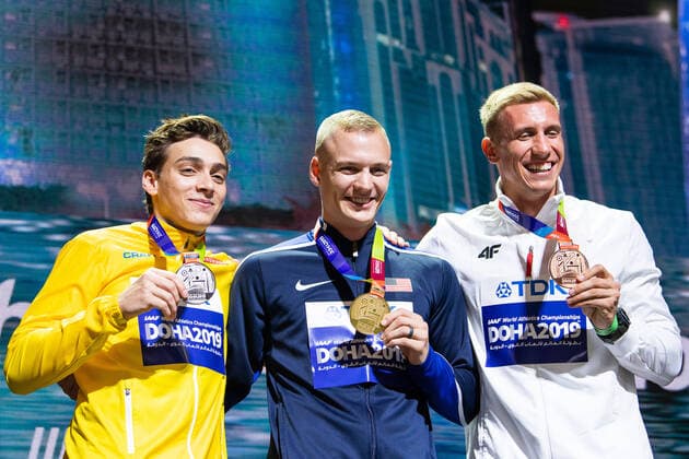 191002 Armand Duplantis of Sweden (silver), Sam Kendricks of USA (gold) and Piotr Lisek of Poland (bronze) pose with their medals at the medal ceremony for the men?s pole vault during day 6 of the IAAF World Athletics Championships on October 2, 2019 in Doha. Photo: Joel Marklund BILDBYRAN kod JM 88038 BBENG athletics track & field friidrott friidrett IAAF World Athletics Championships Athletics World Championship, WM, Weltmeisterschaft VM friidrotts-VM friidretts-VM medaljcerememoni prisutdelning sweden sverige vm-silver jubel pole vault stav stavsprang stavhopp usa polen Copyright: JOELxMARKLUND BB191002JM056