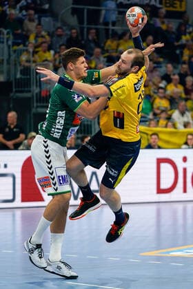 v.li.: Sebastian Heymann (Göppingen, 10), Steffen Fäth (RNL, 23), Zweikampf, Spielszene, Duell, duel, tackle, tackling, Dynamik, Action, Aktion, 02.10.2019, Mannheim, Handball, DHB-Pokal, Rhein-Neckar Löwen - Frisch Auf! Göppingen