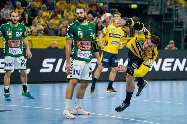 v.li.: Tim Kneule (Göppingen, 4), Jannik Kohlbacher (RNL, 80), Zweikampf, Spielszene, Duell, duel, tackle, tackling, Dynamik, Action, Aktion, 02.10.2019, Mannheim, Handball, DHB-Pokal, Rhein-Neckar Löwen - Frisch Auf! Göppingen