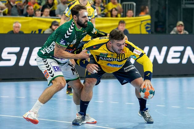 v.li.: Tim Kneule (Göppingen, 4), Jannik Kohlbacher (RNL, 80), Zweikampf, Spielszene, Duell, duel, tackle, tackling, Dynamik, Action, Aktion, 02.10.2019, Mannheim, Handball, DHB-Pokal, Rhein-Neckar Löwen - Frisch Auf! Göppingen
