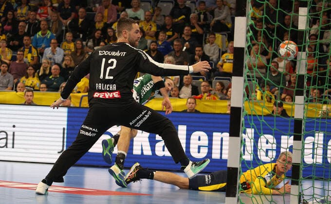 Handball, DHB-Pokal: Rhein-Neckar-Löwen - FrischAuf Göppingen, Achtelfinale am 02.10.2019, Saison 2019 20, ZmdZ, göppingen, pokal, loewen, Marcel Schiller (24, Goeppingen) scheitert an Andreas Palicka (12, Torwart, Rhein Neckar Löwen), Rhein-Neckar-Löwen - FrischAuf Goeppingen