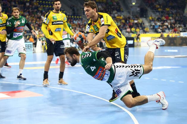 Tim Kneule (Goeppingen) im Zweikampf mit Niclas Kirkelokke (Rhein-Neckar-Loewen) Rhein-Neckar-Loewen vs Frischauf Goeppingen, Handball, DHB-Pokal, 02.10.2019 Rhein-Neckar-Loewen vs Frischauf Goeppingen, Handball, DHB-Pokal, 02.10.2019 Mannheim Copyright: xEIBNER RenexWeissx EP_RWS
