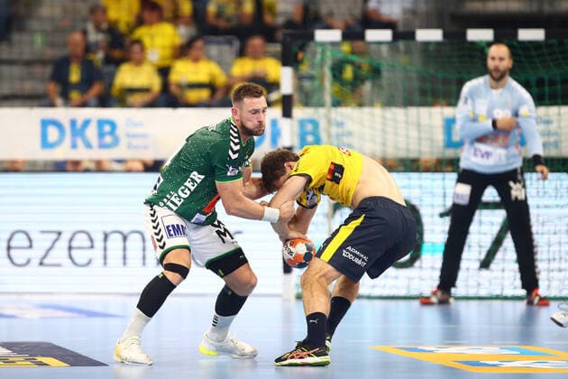 Jacob Bagersted (Goeppingen) zieht Niclas Kirkelokke (Rhein-Neckar-Loewen) im Zweikampf fast das Trikot aus Rhein-Neckar-Loewen vs Frischauf Goeppingen, Handball, DHB-Pokal, 02.10.2019 Rhein-Neckar-Loewen vs Frischauf Goeppingen, Handball, DHB-Pokal, 02.10.2019 Mannheim Copyright: xEIBNER RenexWeissx EP_RWS