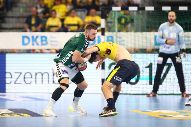 Jacob Bagersted (Goeppingen) zieht Niclas Kirkelokke (Rhein-Neckar-Loewen) im Zweikampf fast das Trikot aus Rhein-Neckar-Loewen vs Frischauf Goeppingen, Handball, DHB-Pokal, 02.10.2019 Rhein-Neckar-Loewen vs Frischauf Goeppingen, Handball, DHB-Pokal, 02.10.2019 Mannheim Copyright: xEIBNER RenexWeissx EP_RWS