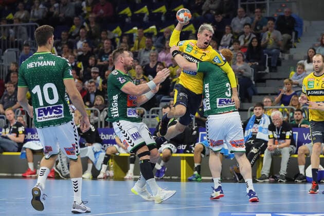 Rhein-Neckar Loewen vs. Frisch Auf! Goeppingen Mannheim, Deutschland 02. Oktober 2019 - DHB-Pokal-Achtelfinale in der SAP-Arena. v. li. im Zweikampf Jacob Bagersted (Goeppingen), Andy Schmid (Loewen) und Nicolai Theilinger (Goeppingen)