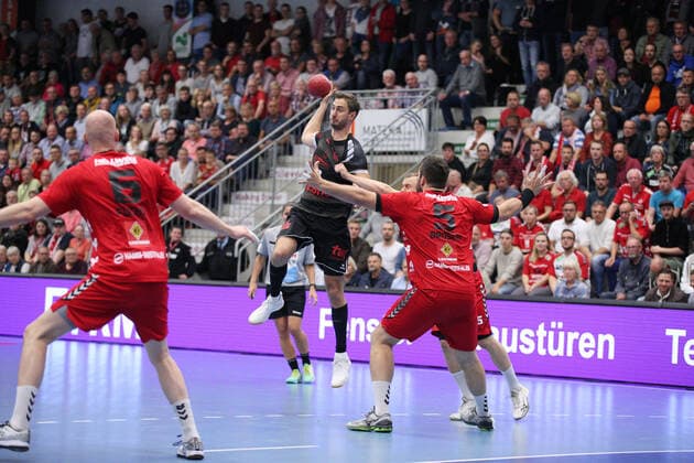 Gunnar Dietrich (Die Eulen Ludwigshafen 8) gegen Marten Franke (ASV Hamm-Westfalen 55)(verdeckt) und Jan Brosch (ASV Hamm-Westfalen 5)(vorne) GER, Handball, DHB Pokal, Achtelfinale, ASV Hamm-Westfalen gegen Die Eulen Ludwigshafen, 02.10.2019 Hamm Copyright: xEIBNER JanxStrohdiekx EP_JSK