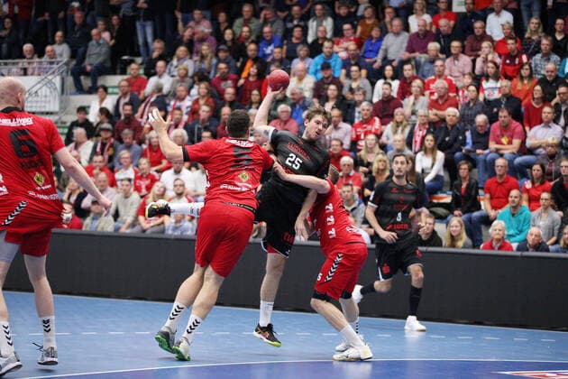 v.l. Jan Brosch (ASV Hamm-Westfalen 5), Dominik Mappes (Die Eulen Ludwigshafen 25), Jan von Boenigk (ASV Hamm-Westfalen 95) GER, Handball, DHB Pokal, Achtelfinale, ASV Hamm-Westfalen gegen Die Eulen Ludwigshafen, 02.10.2019 Hamm Copyright: xEIBNER JanxStrohdiekx EP_JSK