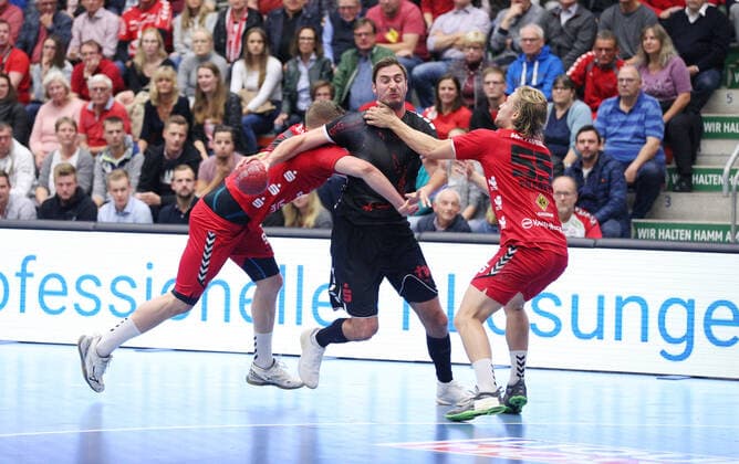 v.l. Jan Brosch (ASV Hamm-Westfalen 5), Gunnar Dietrich (Die Eulen Ludwigshafen 8), Marten Franke (ASV Hamm-Westfalen 55) GER, Handball, DHB Pokal, Achtelfinale, ASV Hamm-Westfalen gegen Die Eulen Ludwigshafen, 02.10.2019 Hamm Copyright: xEIBNER JanxStrohdiekx EP_JSK