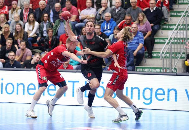 v.l. Jan Brosch (ASV Hamm-Westfalen 5), Gunnar Dietrich (Die Eulen Ludwigshafen 8), Marten Franke (ASV Hamm-Westfalen 55) GER, Handball, DHB Pokal, Achtelfinale, ASV Hamm-Westfalen gegen Die Eulen Ludwigshafen, 02.10.2019 Hamm Copyright: xEIBNER JanxStrohdiekx EP_JSK