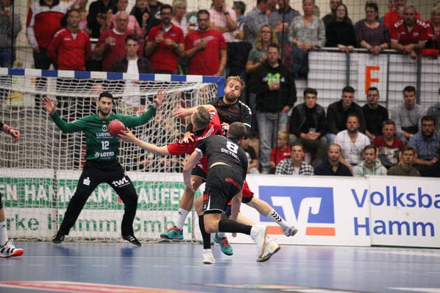 Jan von Boenigk (ASV Hamm-Westfalen 95) gegen Frederic Stueber (Die Eulen Ludwigshafen 2)(hinten) und Gunnar Dietrich (Die Eulen Ludwigshafen 8)(vorne) GER, Handball, DHB Pokal, Achtelfinale, ASV Hamm-Westfalen gegen Die Eulen Ludwigshafen, 02.10.2019 Hamm Copyright: xEIBNER JanxStrohdiekx EP_JSK