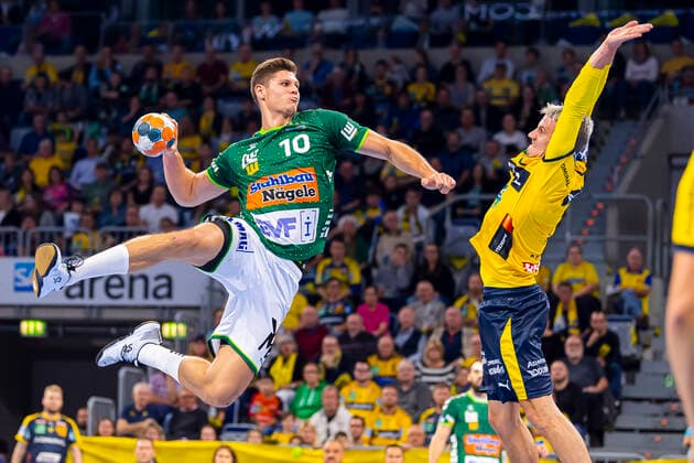 Mannheim, Deutschland 02. Oktober 2019: DHB Pokal - Achtelfinale - Rhein Neckar Löwen vs. Frisch Auf Göppingen v.li. Sebastian Heymann (Goeppingen), Andy Schmid (Loewen) Mannheim SAP Arena Baden-Württemberg Deutschland