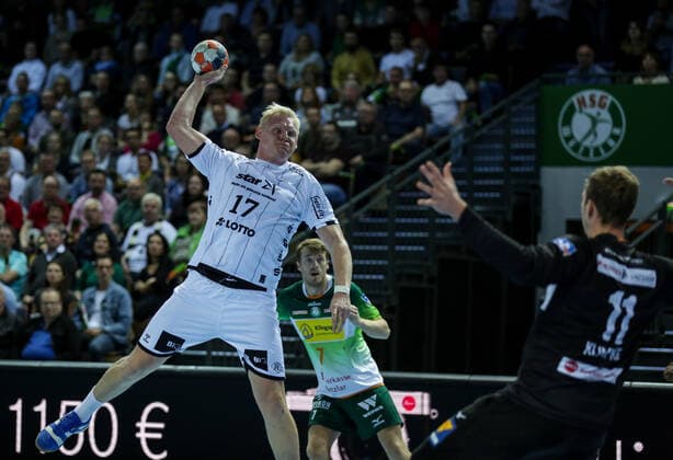 Deutschland,Wetzlar, Rittal-Arena, 02.10.2019, Handball,DHB-Pokal, Achtelfinale, HSG Wetzlar - THW Kiel Bild: v.li.Patrick Wiencek (THW Kiel, 17),Torwart: Till Klimpke (HSG Wetzlar, 11) Copyright: HMBxMedia ThomasxJäger