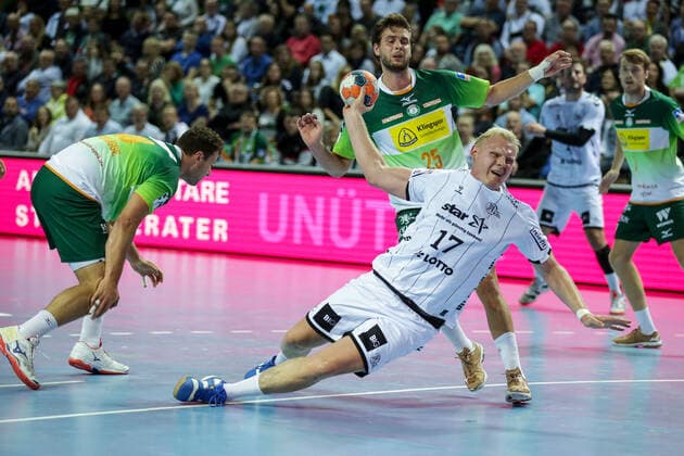 Sport Bilder der Tages Deutschland,Wetzlar, Rittal-Arena, 02.10.2019, Handball,DHB-Pokal, Achtelfinale, HSG Wetzlar - THW Kiel Bild: mi.Patrick Wiencek (THW Kiel, 17) wirft auf das Tor, re,Olle Forsell-Schefvert (HSG Wetzlar, 25) Copyright: HMBxMedia ThomasxJäger
