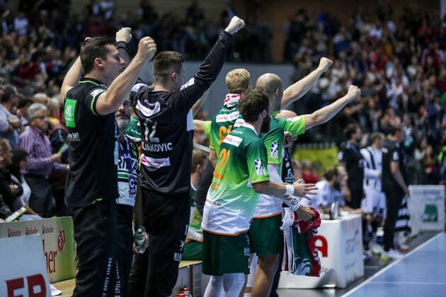 Deutschland,Wetzlar, Rittal-Arena, 02.10.2019, Handball,DHB-Pokal, Achtelfinale, HSG Wetzlar - THW Kiel Bild: Die Spielerbank der HSG Wetzlar jubelt nach der fuehrung gegen Kiel Copyright: HMBxMedia ThomasxJäger