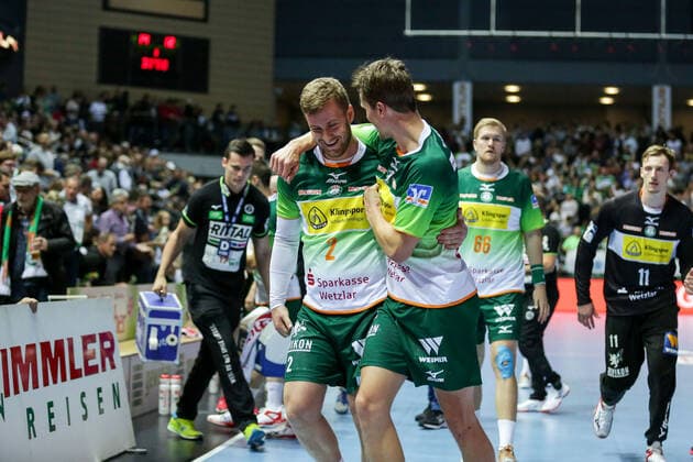 Deutschland,Wetzlar, Rittal-Arena, 02.10.2019, Handball,DHB-Pokal, Achtelfinale, HSG Wetzlar - THW Kiel Bild: Die Spieler der HSG Wetzlar gehen gut gelaunt nach der 14:12 Fuehrung in die Halbzeitpause Copyright: HMBxMedia ThomasxJäger