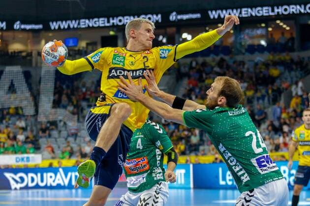 Rhein Neckar Loewen - Frisch Auf! Göppingen Rhein Neckar Loewe Andy Schmid (Nr.2) beim Torschuss, in der Abwehr Marcel Schiller (Frisch Auf! Göppingen Nr.24) - beim Pokal Spiel der Rhein Neckar Löwen gegen Frisch Auf! Göppingen am 02.10.2019 Mannheim. 02.10.19 Handball DHB-Pokal , Mannheim Baden Wuerttemberg Deutschland SAP Arena