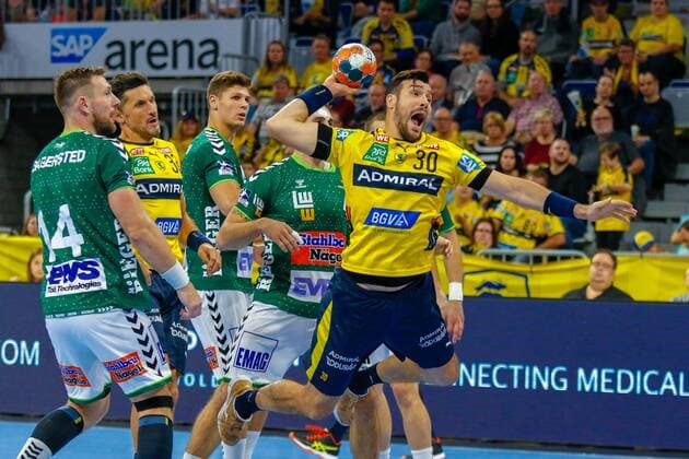 Rhein Neckar Loewen - Frisch Auf! Göppingen Rhein Neckar Loewe Gedeon Villaplana Guardiola (Nr.30) setzt sich am Kreis durch und kommt zum Schuss - beim Pokal Spiel der Rhein Neckar Löwen gegen Frisch Auf! Göppingen am 02.10.2019 Mannheim. 02.10.19 Handball DHB-Pokal , Mannheim Baden Wuerttemberg Deutschland SAP Arena
