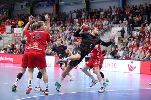 Frederic Stueber (Die Eulen Ludwigshafen 2) vorbei an v.l. Fabian Huesmann (ASV Hamm-Westfalen 3), Ivar Stavast (ASV Hamm-Westfalen 14), Markus Fuchs (ASV Hamm-Westfalen 6) GER, Handball, DHB Pokal, Achtelfinale, ASV Hamm-Westfalen gegen Die Eulen Ludwigshafen, 02.10.2019 Hamm Copyright: xEIBNER JanxStrohdiekx EP_JSK