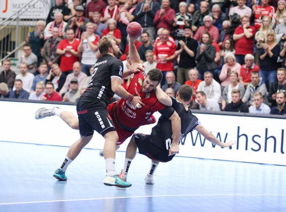 Jan Brosch (ASV Hamm-Westfalen 5) gegen Frederic Stueber (Die Eulen Ludwigshafen 2)(links) und Jerome Mueller (Die Eulen Ludwigshafen 27)(rechts) GER, Handball, DHB Pokal, Achtelfinale, ASV Hamm-Westfalen gegen Die Eulen Ludwigshafen, 02.10.2019 Hamm Copyright: xEIBNER JanxStrohdiekx EP_JSK