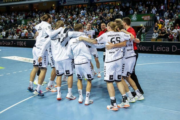 Deutschland,Wetzlar, Rittal-Arena, 02.10.2019, Handball,DHB-Pokal, Achtelfinale, HSG Wetzlar - THW Kiel Bild: Die Spieler des THW Kiel jubeln nach dem knappen Sieg im Kreis Copyright: HMBxMedia ThomasxJäger