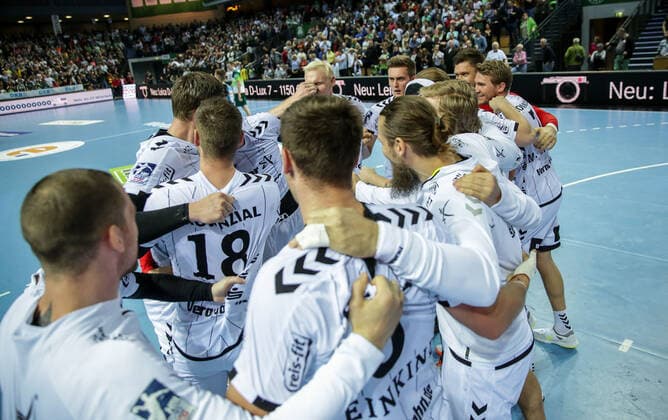 Deutschland,Wetzlar, Rittal-Arena, 02.10.2019, Handball,DHB-Pokal, Achtelfinale, HSG Wetzlar - THW Kiel Bild: Die Spieler des THW Kiel jubeln nach dem knappen Sieg im Kreis Copyright: HMBxMedia ThomasxJäger