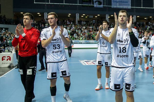 Deutschland,Wetzlar, Rittal-Arena, 02.10.2019, Handball,DHB-Pokal, Achtelfinale, HSG Wetzlar - THW Kiel Bild: Die Spieler des THW Kiel bedanken sich bei den Fans nach dem Sieg Copyright: HMBxMedia ThomasxJäger