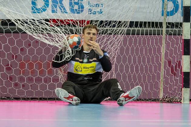 Sport Bilder der Tages Deutschland,Wetzlar, Rittal-Arena, 02.10.2019, Handball,DHB-Pokal, Achtelfinale, HSG Wetzlar - THW Kiel Bild: Torwart: Till Klimpke (HSG Wetzlar, 11) sitzt nach dem Siegtreffer von THW Kiel enttaeuscht im Tor Copyright: HMBxMedia ThomasxJäger