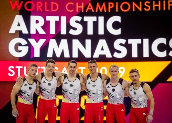 Bilder des Jahres 2019, Sport 10 Oktober Sport Themen der Woche KW40 Sport Bilder des Tages Turn WM Stuttgart 2019 Team Deutschland: v.l.: Philipp Herder Karim Rida Andreas Toba Lukas Dauser Felix Remuta Nick Klessing - Podium Training - Turn-WM 2019 Stuttgart Deutschland Stuttgart. 03.10.19 Turnen Podium Training , Stuttgart Baden Wuerttemberg Deutschland *** Turn WM Stuttgart 2019 Team Germany v l Philipp Herder Karim Rida Andreas Toba Lukas Dauser Felix Remuta Nick Klessing Podium Training Turn WM 2019 Stuttgart Germany Stuttgart 03 10 19 Gymnastics Podium Training , Stuttgart Baden Wuerttemberg Germany